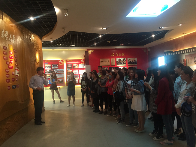 同学们参观校史馆.png 同学们参观校史馆.png